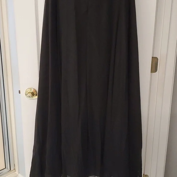 Beautiful Women's beaded and stunning looking long gown. - Picture 6 of 10